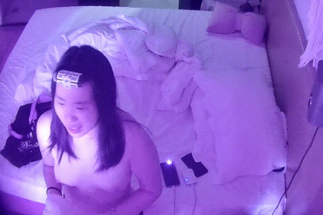 大學城 極品微胖小美女 雪白皮膚又嫩又潤 男人搞完一炮後覺得沒爽夠 回頭又來一炮 根本頂不住