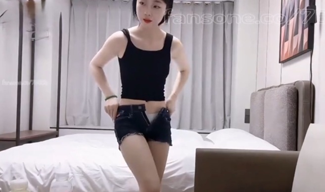 約身材嬌小妹子,皮膚白嫩胸部圓潤