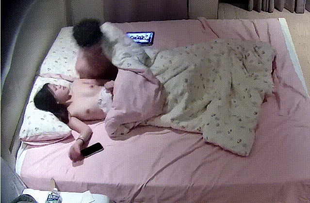 情趣酒店 漂亮的小美女被男友扛一條腿側面操 小美女這身體肯定能解鎖更多姿勢 普通姿勢都用完了