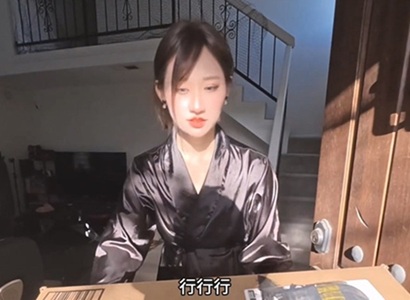 顏值氣質美女「Chloe Lin」FapHouse 騷妻網購震動棒被快遞員撞見 當場被肉棒塞滿小穴