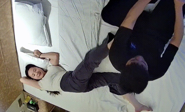 情趣酒店 漂亮的小美女剛入住 就跟男友來一場操逼大戰 男友後入暴力打樁 美女女上位瘋狂搖動