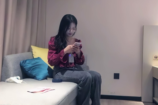 探花黃先生 極品清純氣質紅裙女孩 看著瘦瘦的，沒想到身材不錯，奶子精緻屁股又翹又圓盡情衝刺操