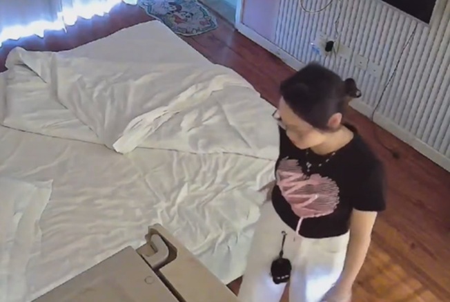 最新流出酒店偷拍 眼鏡御姐下班飯都顧不上吃就和領導開房加深感情
