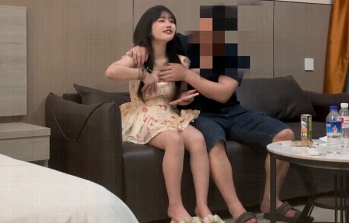 探花阿賓 約了個18歲的越南小妹長的小巧玲瓏甜美可愛 妹子也比較乖巧聽話看著就有一種想要保護的欲望不忍心把她幹廢