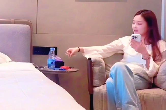 約大波的氣質妹子，身材很好，真胸摸起來很舒服