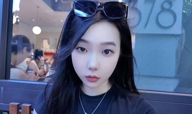 害羞女友性愛自拍，對鏡頭有點抗拒，男友強行拿開她的手邊肏邊拍她