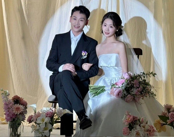 騷貨撈金女玩夠了，找個老實人嫁了，不知道她老公看見她被2個猛男幹半個小時會是什麼感受