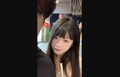 情侶在大學寢室偷偷做愛，在寢室里後面還有舍友就開始摸起來了，邊幹還邊看直播，感覺妹子下面有點緊
