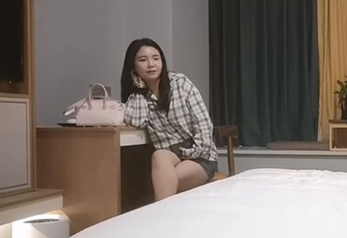 約了個長髮短裙小姐姐 農村光棍 神似小宋佳的美女 舌吻調情穿上情趣裝後入 抓著大屁股抽插好爽