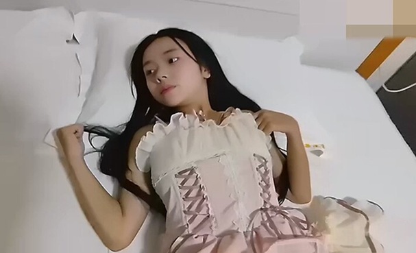 清純JK小嫩妹女友 愉快灰狼 大胸蘿莉雞巴無套抽插到快哭了，真的不行了啊~嗚~不行了