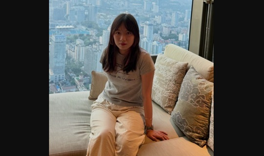 【原檔流出】一對微胖小情侶在酒店開房啪啪，沒找到這麼極品的妹子被一個猥瑣的眼鏡男拿下了，被男的按在沙發上瘋狂抽插