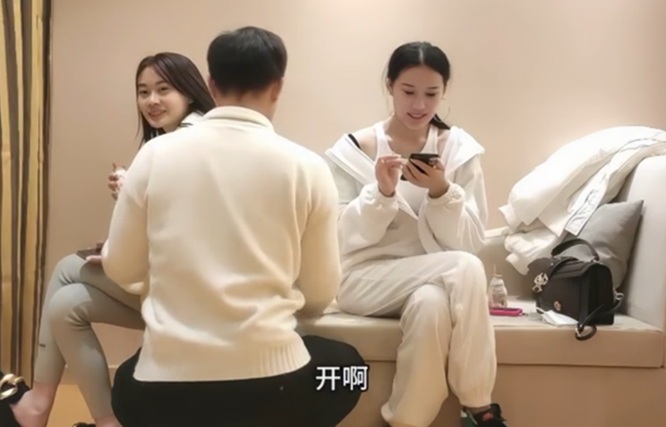 太牛了 約兩個女神級小姐姐到酒店雙飛，性感瑜伽服黑絲銷魂天堂般享受