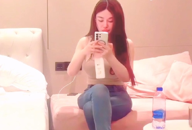 約網紅御姐，我剛一動她就主動迎合，蜜穴又熱又軟地包裹著我，爽得我一下就沉浸進去