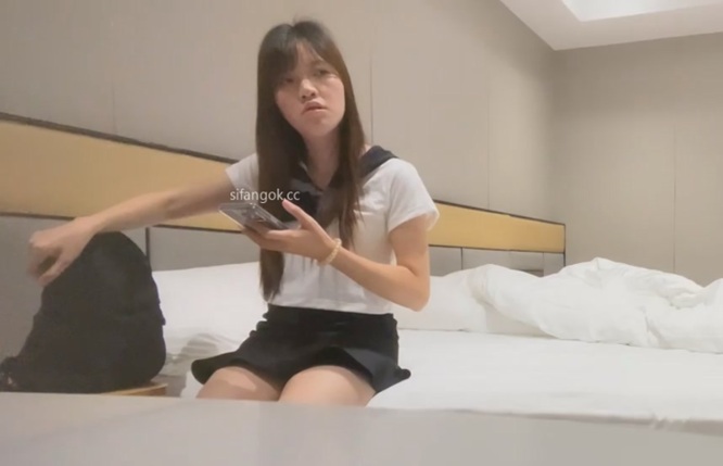 全網唯一敢直播露臉的許墨探花 約了兩個學妹上門挑了個反差婊眼鏡妹