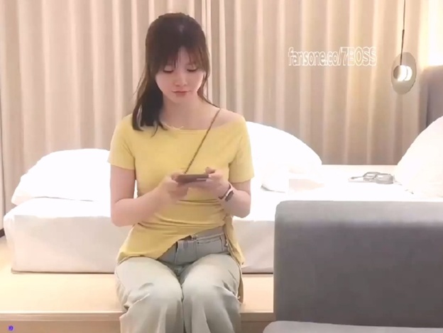 約炮豐滿模特妹子，豐滿的肉感隨著每一下撞擊輕輕晃動，爽得我腰桿發麻，抓住她細腰猛頂