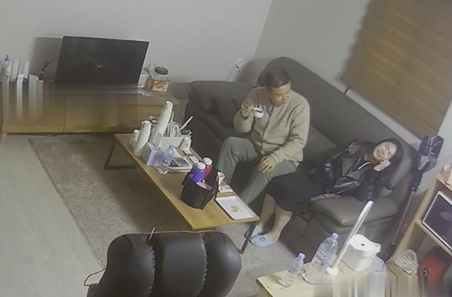 家庭台偷拍 大叔出差回來等中午下班的媳婦回家迫不及待在沙發上來一炮泄泄火