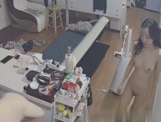 黑客破解攝像頭偷拍 高顏值白領情侶喜歡下班同事走後 留在辦公室一邊看電視一邊做愛