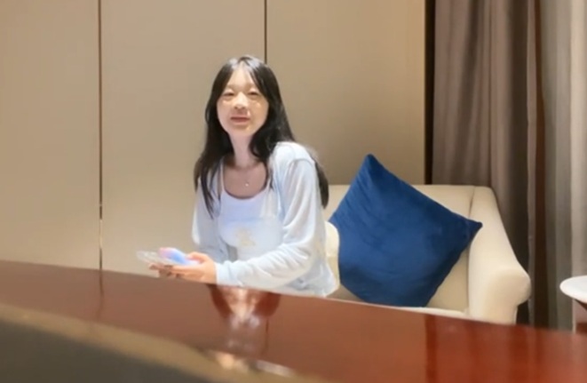 【許墨探花】26.07.10 重金約炮高端外圍精神小妹玩69啪啪