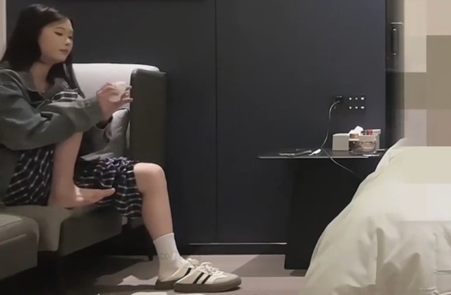 約了一個冷白皮膚的小姐姐 奶頭很小 小穴也很粉