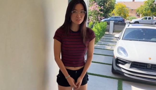 華裔眼鏡學妹Lucy 身材苗條小嬌乳 錢不夠只能用三個洞償還債務了 被大肉棒深喉插嘴操完小穴再爆菊花最後顏射