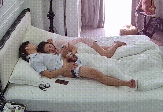 公寓酒店 良家小人妻 早上醒來就喜歡玩男人雞雞 男人哪還能受得了 直接脫褲子拉窗簾開始幹一炮