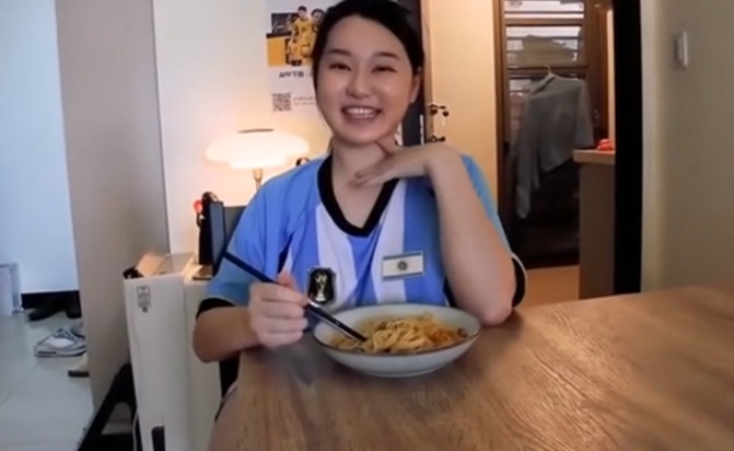 御姐魏喬安 第一次約會遇到身材豐滿足球寶貝 台灣留學女學生真會吃 被眼鏡大哥無套輸出狂插嬌喘連連 並內射肥穴