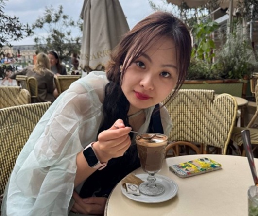 表裡不一反差女大學生性愛自拍，衣服不脫躺在牌桌上搞起來