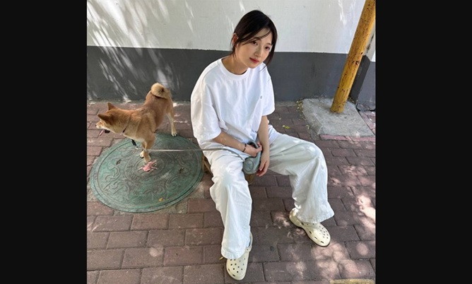 恩施酒店反差長髮妹戴上乳夾就忍不住上位猛搖，鈴鈴鐺響個不停她叫著長髮及腰了，快來幹死我吧小母狗
