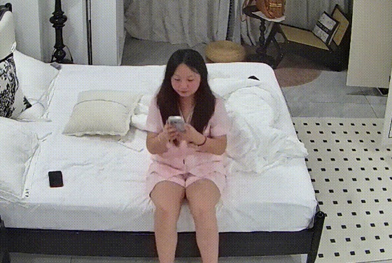 公寓酒店 良家小人妻 任由男人脫掉褲子 扛起雙腿雞巴操進自己的小逼里 還配合的翹臀女上被內射