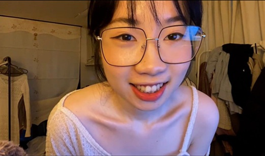 【原檔流出】清純眼鏡學生妹可愛自拍，脫光後秒變淫娃，與男友性愛啪啪，自摸裸舞，反差感拉滿