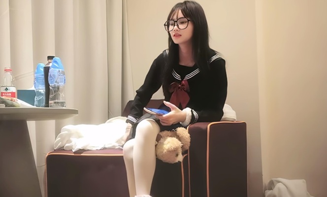 眼鏡小姐姐真是騷貨啊 脫掉外套穿著性感JK情趣，反差很大欲望強烈大雞巴轟擊操逼兩次