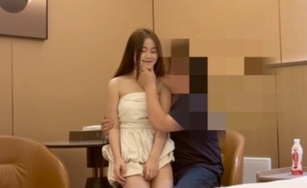 【精品獵艷】越少探花 – 約了個泰國小妹小鳥依人甜美愛笑 皮膚光滑細嫩腰肢一把抓住 小穴很緊咬住抽插很爽