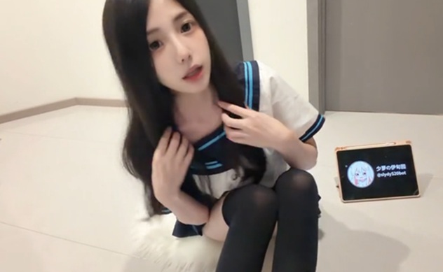 神顏白瘦貧乳少蘿【恩恩】高價定製，JK黑絲美腳玉足，指尖狂扣騷穴，吐舌阿黑顏高潮不止