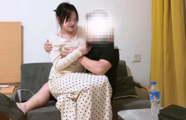 【精品獵艷】東哥探花 – 約了個甜美愛笑的妹子 床上表現特別騷被我各種姿勢猛幹 浪叫連連身體不停顫抖很明顯的高潮