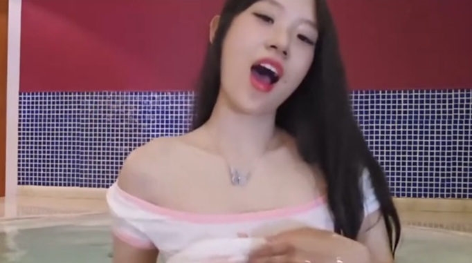 網紅UP主偷情 一束光巨乳模特榨乾洋爹精液 浴缸里倆人啪啪啪水花精液亂噴