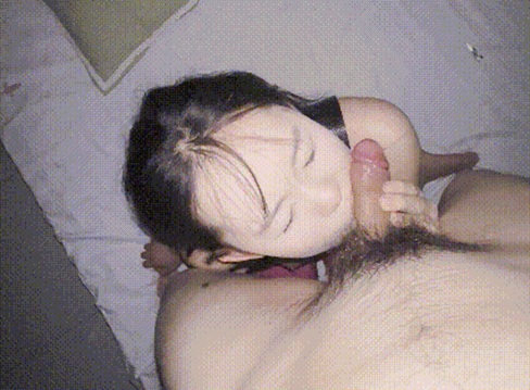 無毛小姐姐露臉SM性愛，粉色亮面膠帶裹胸跪著又舔又吸，手握著擼的同時被黑鞭抽打