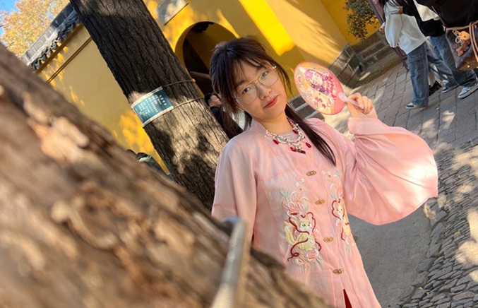 知書達禮眼鏡婊小美女，吃雞還不忘刷題，上位搖的騷死了