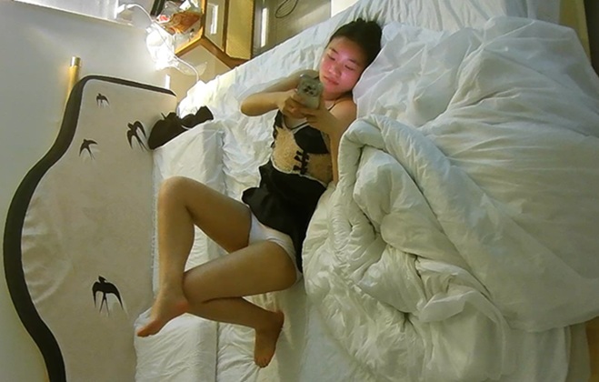 多彩公寓 中年男子開好房等情人到來女人也是有備而來 紅內褲配情趣睡衣兩人怒操好幾炮