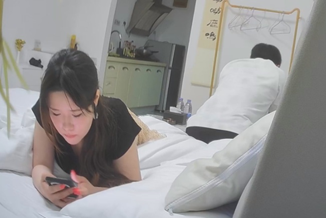 流出酒店近景房偷拍 大學生情侶妹子被男友先扣穴後操逼浪叫呻吟