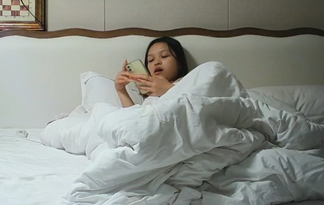 紋身小妹下海接客 青春的肉體身材苗條 還有紋身銘紋加成 難道生意不錯 一會就有兩波客人