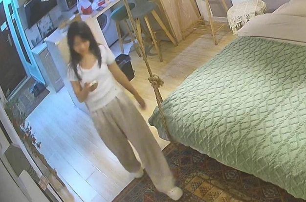 流出樂橙酒店偷拍 健壯猛男時尚吊床房把氣質美女弄到窗台上狠狠操她 好像把她屁眼也操了