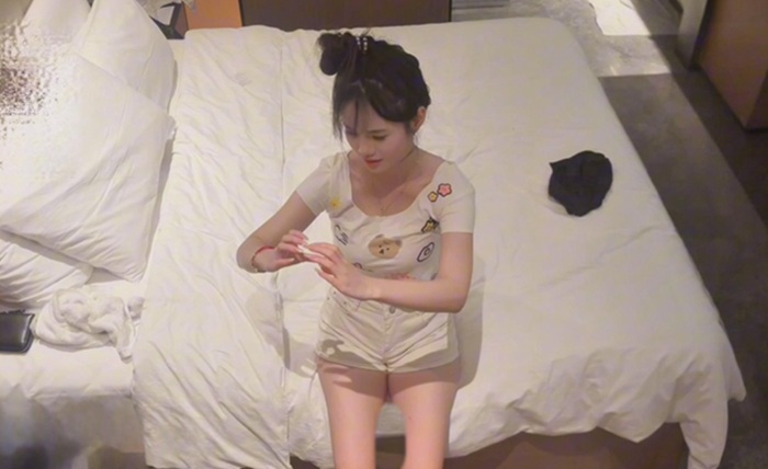 探花李尋歡最新約炮 大三巨乳學妹 白皙胴體盡情打樁 乳搖不停 呻吟給力