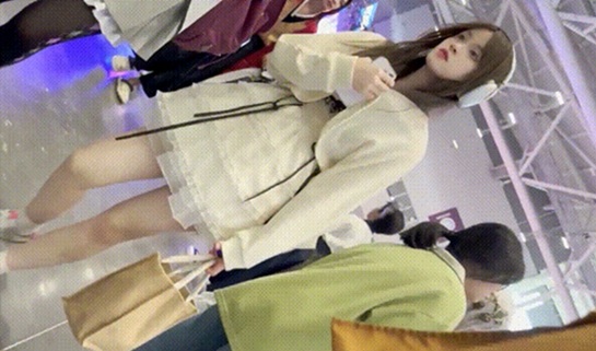 地鐵站一路跟蹤抄底白裙小姐姐 沒穿內褲極品小嫩逼 屁股上好多的小紅點該不會有性病吧