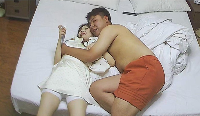 出樂橙酒店綠葉房偷拍 白嫩美腳貴氣眼鏡婊被胖胖男友多次打樁