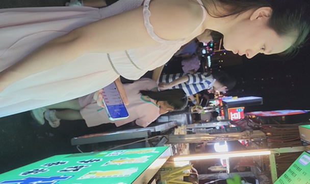 大神夜市小食街尾隨抄底偷拍 吊帶裙美女居然沒穿內褲濃密黑森林