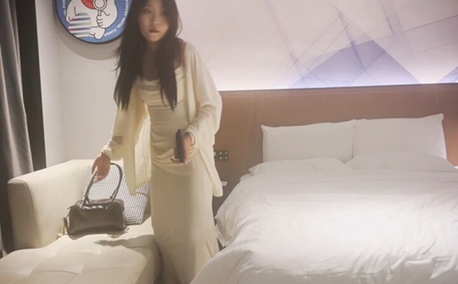 【偷拍獵艷】肥貓探花，極品氣質騷妹愛舔肉棒 床上很反差主動騎乘深插 爆頂後入特別爽
