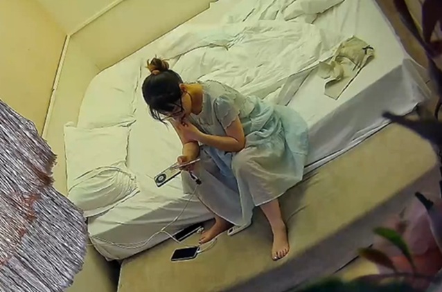 初夜 奶大臀圓的眼鏡妹 一身連衣裙配上眼鏡 文靜又清純 身材卻如此勁爆 操逼也是豪放又狂野 極品炮友