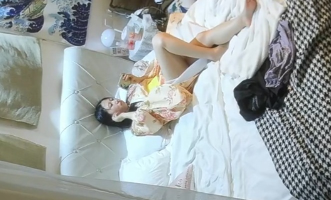 流出樂橙酒店偷拍 崇洋媚(屌)白嫩小美女臣服於外國佬的大屌之下 一步到胃直達子宮深處哀嚎慘叫-1