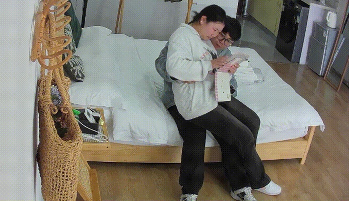 流出樂橙酒店偷拍 大學生情侶下午沒課廝混 妹子被男友弄到鏡前後入