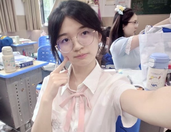 【原檔泄密】浙江麗水眼鏡大一學妹典型乖乖女模板笑容甜美害羞 情侶私拍調教私下被男友玩成極品反差婊女王